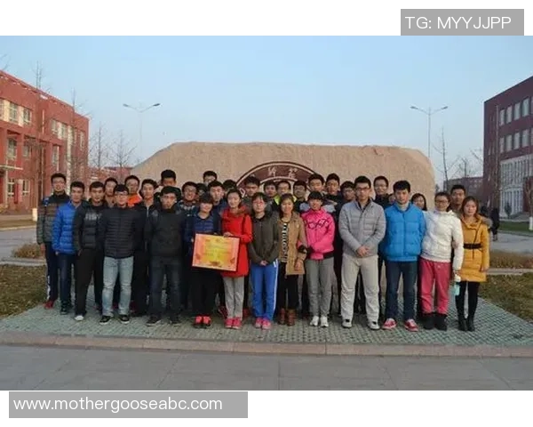 足球河马队勇闯赛场展现团队精神与拼搏精神的精彩瞬间 足球河马队勇闯赛场展现团队精神与拼搏精神的精彩瞬间